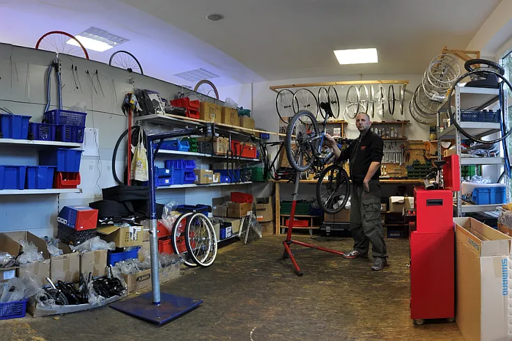 Mechaniker in der Werkstatt von Pro Velo Berlin