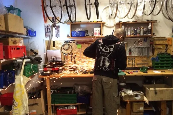 Mechaniker bei der Arbeit in der Werkstatt von Pro Velo Berlin