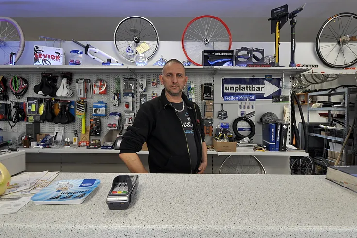 Der Inhaber von Pro Velo Berlin hinter der Theke